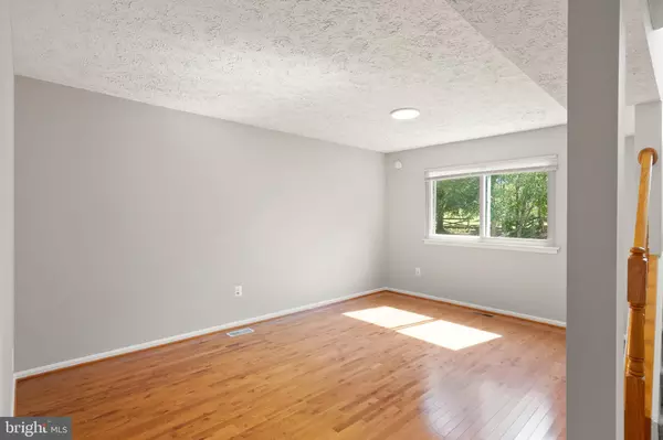 Fairfax, VA 22033,13305 HOLLINGER AVE