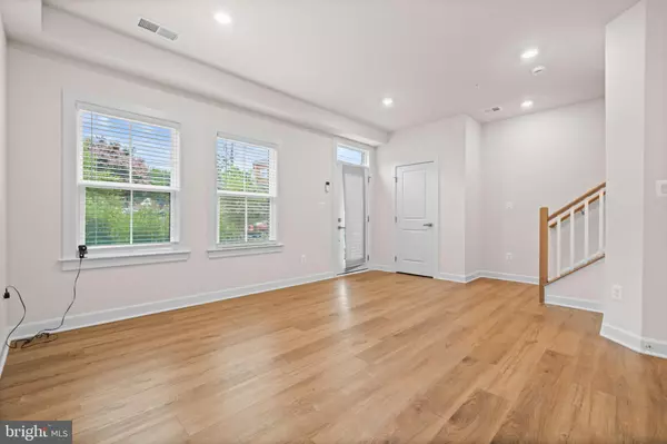 Arlington, VA 22204,818 S GREENBRIER ST