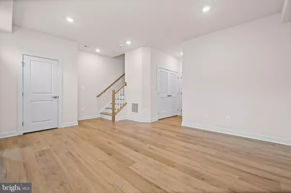 Arlington, VA 22204,818 S GREENBRIER ST