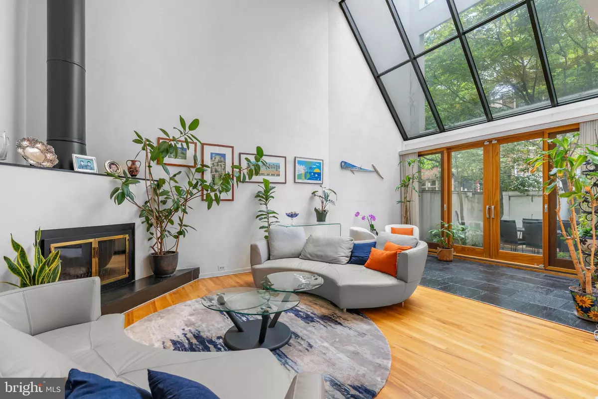 Philadelphia, PA 19106,639 PINE ST