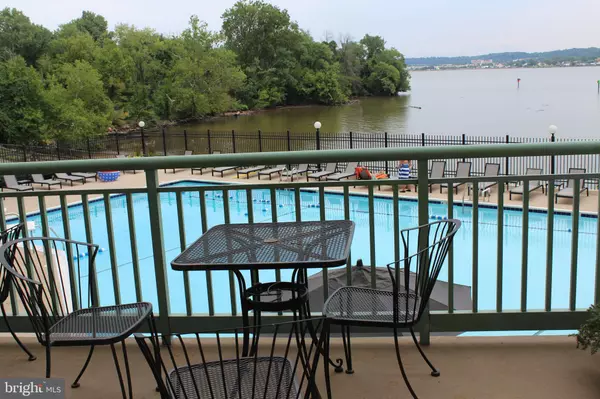 Alexandria, VA 22314,501 SLATERS LN #513