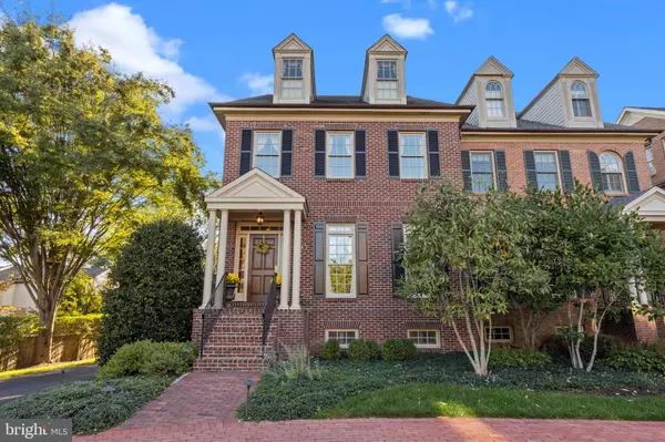 8 DUNHAM LN, Newtown, PA 18940