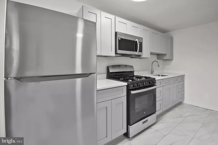 1051 OAKWOOD DR, Glenolden, PA 19036