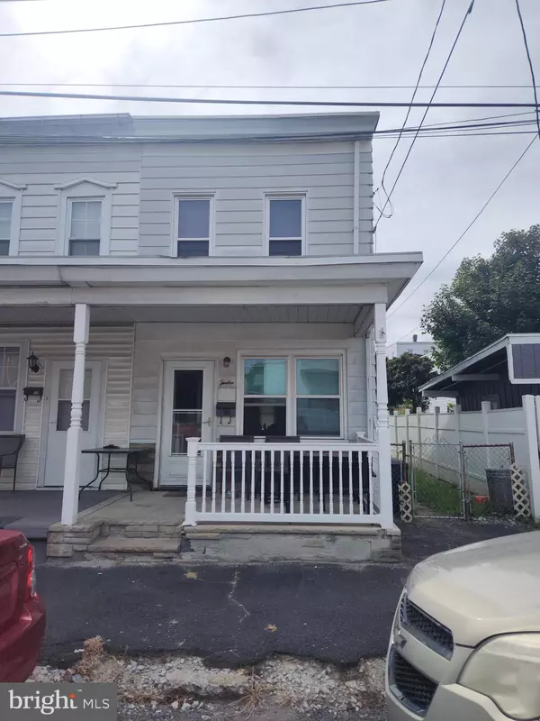 12 N FRONT ST, Saint Clair, PA 17970