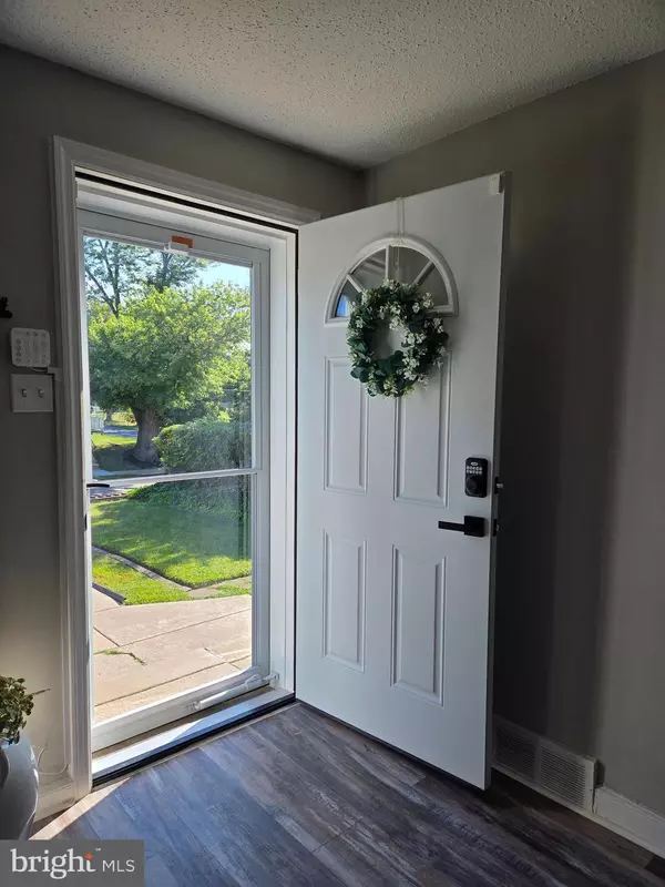 Glenolden, PA 19036,604 W CRESCENT DR