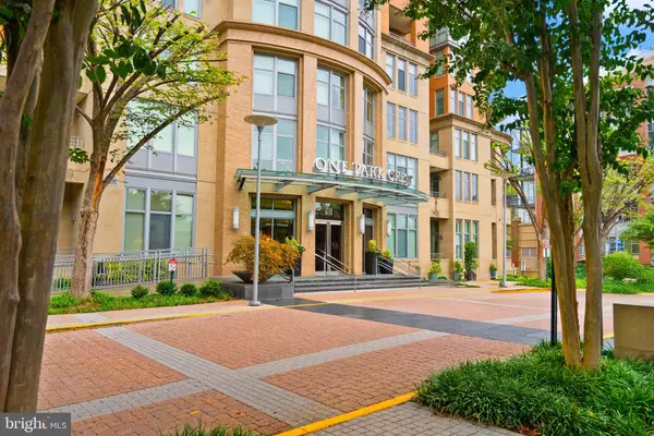 8220 CRESTWOOD HEIGHTS DR #1210, Mclean, VA 22102