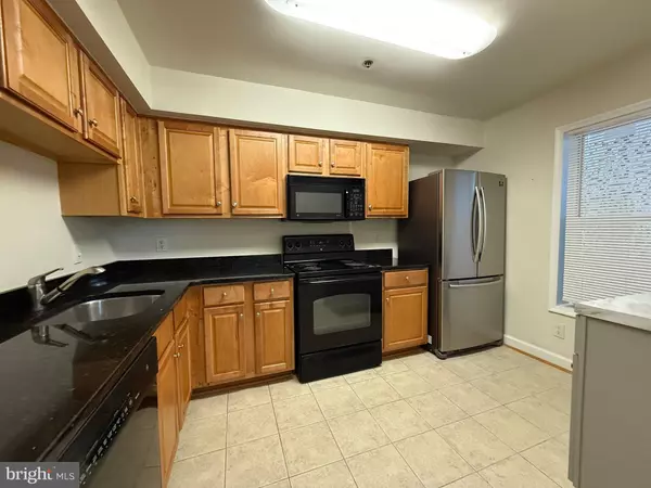 Oakton, VA 22124,3179 SUMMIT SQUARE DR #2-B5