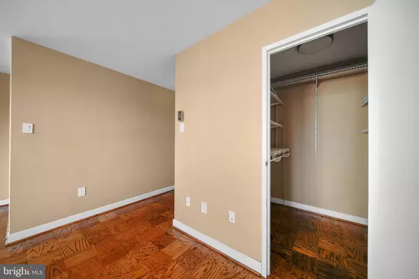 Alexandria, VA 22307,6641 WAKEFIELD DR #405