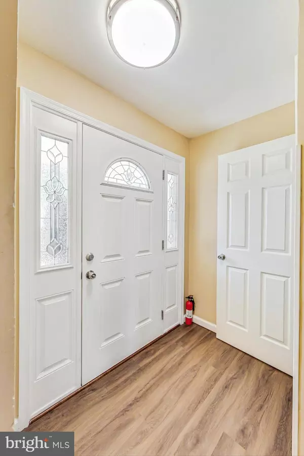 Oxon Hill, MD 20745,908 E MEADOWS CT