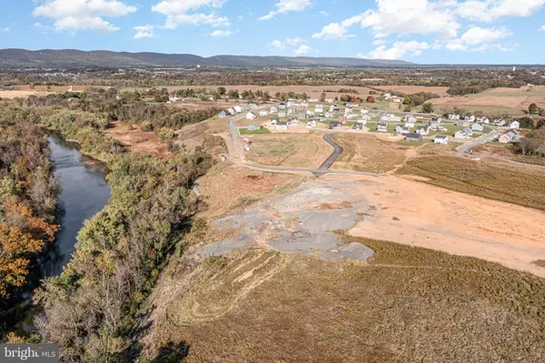 Carlisle, PA 17013,4 FAMILY DR