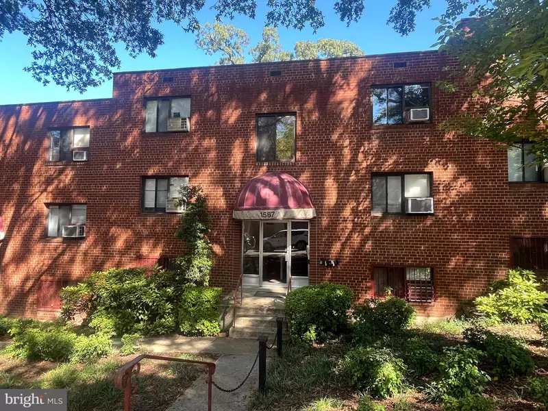 1587 N COLONIAL TER #204-X, Arlington, VA 22209