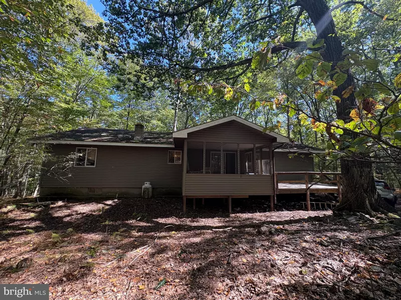 196 ROBIN LN, East Stroudsburg, PA 18302