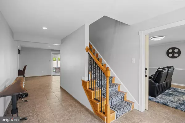 Clementon, NJ 08021,8 TROON RD