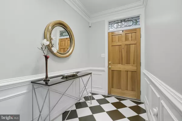 Arlington, VA 22201,1044 N STAFFORD ST