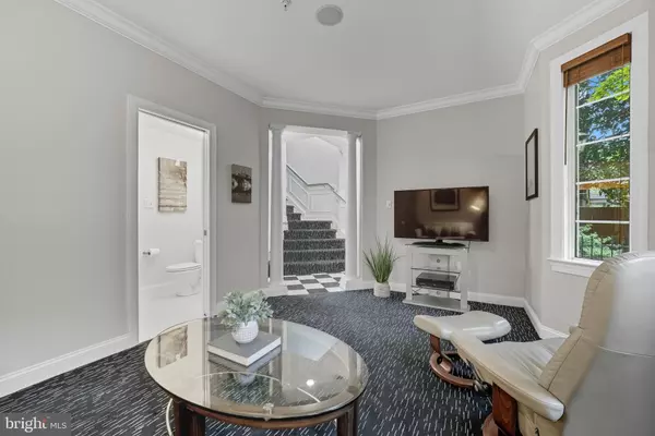 Arlington, VA 22201,1044 N STAFFORD ST