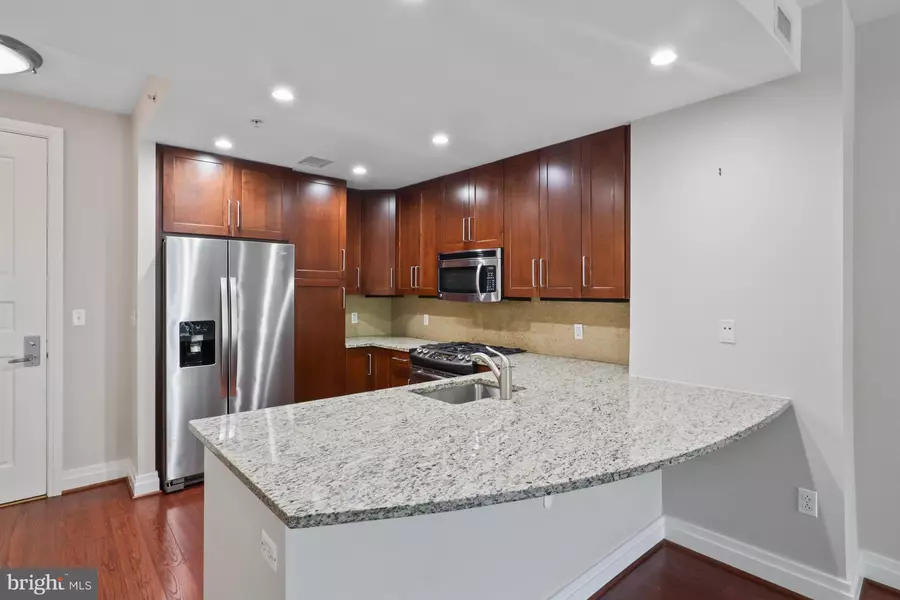 8220 CRESTWOOD HEIGHTS DR #213, Mclean, VA 22102