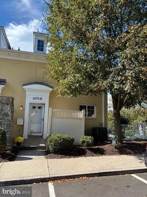 4175 S FOUR MILE RUN DR #B, Arlington, VA 22204