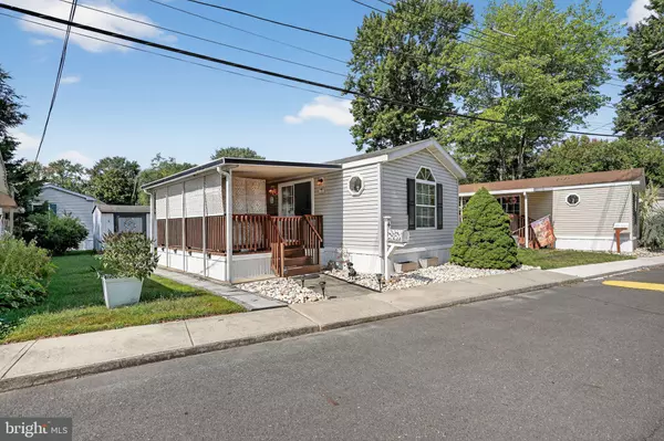 4 SOUTH DR, East Windsor, NJ 08520