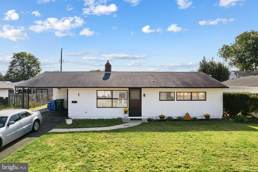 28 OLD POND RD, Levittown, PA 19057