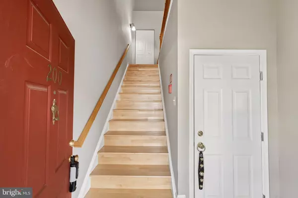 Chantilly, VA 20152,43134 WATERCREST SQ #200