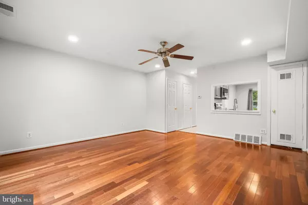 Springfield, VA 22152,8218 CARRLEIGH PKWY #10