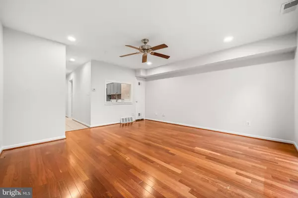 Springfield, VA 22152,8218 CARRLEIGH PKWY #10