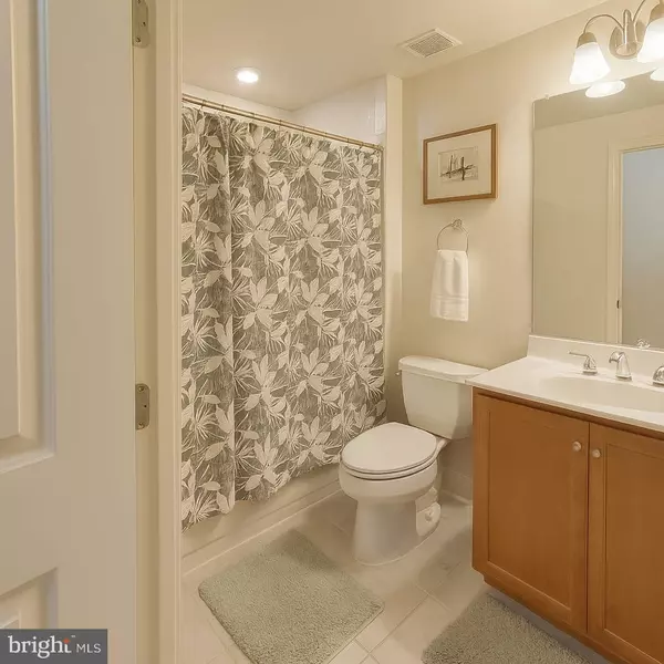 Arlington, VA 22201,1000 N RANDOLPH ST #806