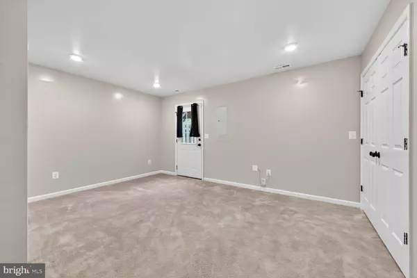 Fredericksburg, VA 22408,2433 DRAKE LN