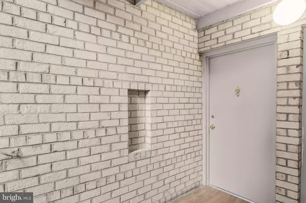 Alexandria, VA 22304,27 CANTERBURY SQ #201