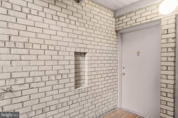 Alexandria, VA 22304,27 CANTERBURY SQ #201