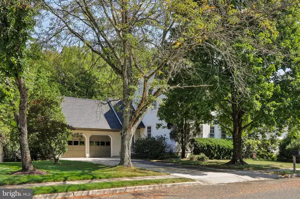 5 SADDLE DR, Mount Laurel, NJ 08054