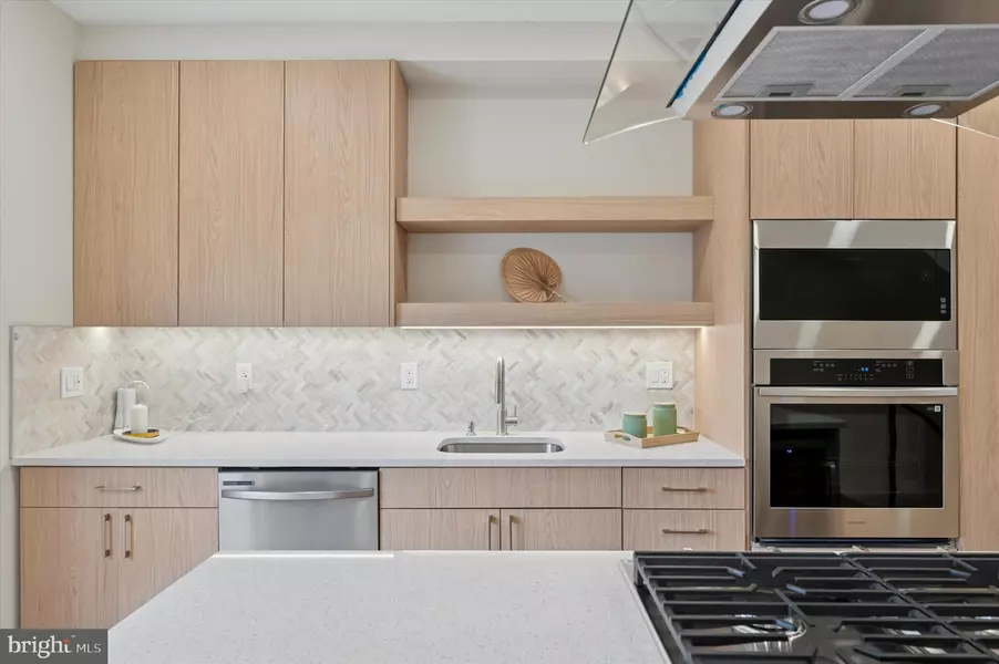 2439 E HUNTINGDON ST, Philadelphia, PA 19125