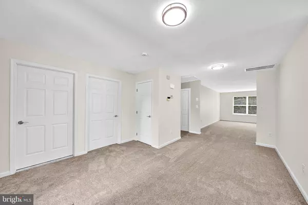 Ewing, NJ 08628,6 HOLIDAY CT