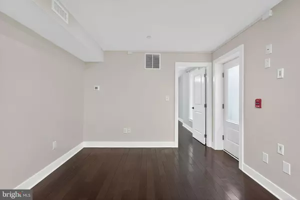 Philadelphia, PA 19102,1522-24 RACE ST #3