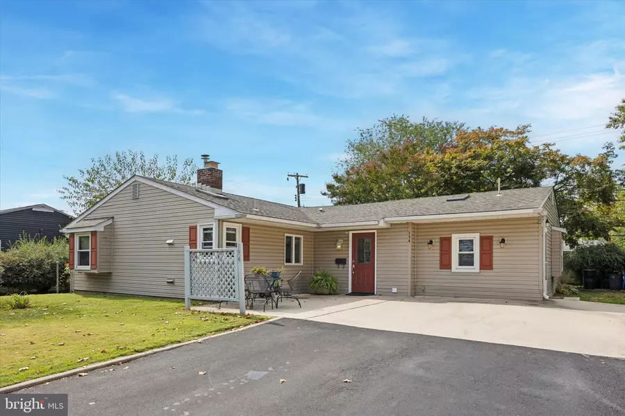 194 WILLOW DR, Levittown, PA 19054