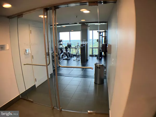 Arlington, VA 22201,2001 15TH ST N #319