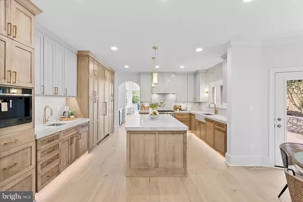 Mclean, VA 22101,6121 LONG MEADOW RD