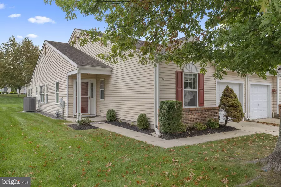 10 YARROW PL, Mount Laurel, NJ 08054