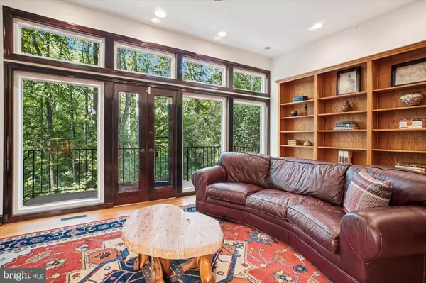 Mclean, VA 22101,4056 41ST ST N