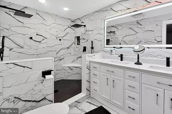 Freehold, NJ 07728,8 LAKE DR