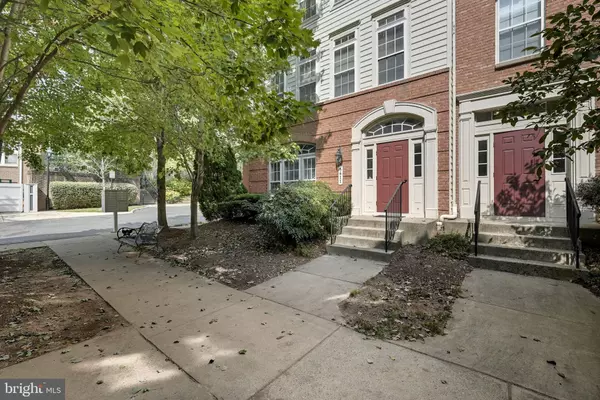 5611 HARRINGTON FALLS LN, Alexandria, VA 22312