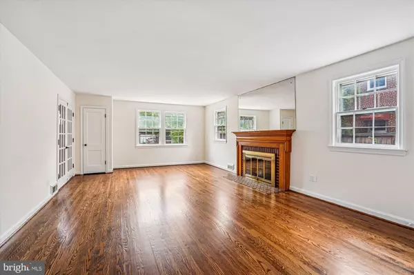 Arlington, VA 22201,904 N IVY ST #1