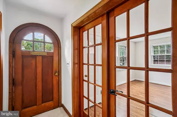 Arlington, VA 22201,904 N IVY ST #1