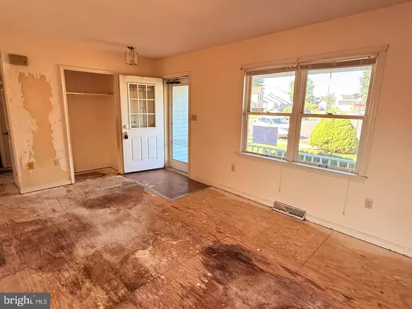 New Holland, PA 17557,220 SYCAMORE LN