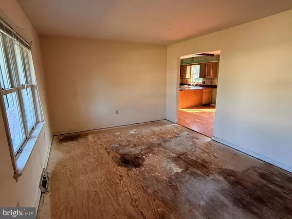 New Holland, PA 17557,220 SYCAMORE LN