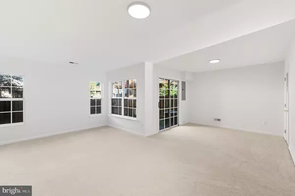 Chantilly, VA 20152,25541 GWYNNETH SQ