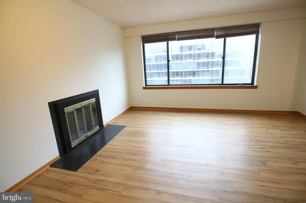 Washington, DC 20037,3 WASHINGTON CIR NW #704