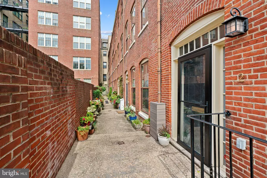 2 WILLINGS ALLEY MEWS, Philadelphia, PA 19106