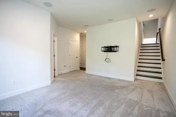 Manassas, VA 20110,9882 HOPKINS LOOP