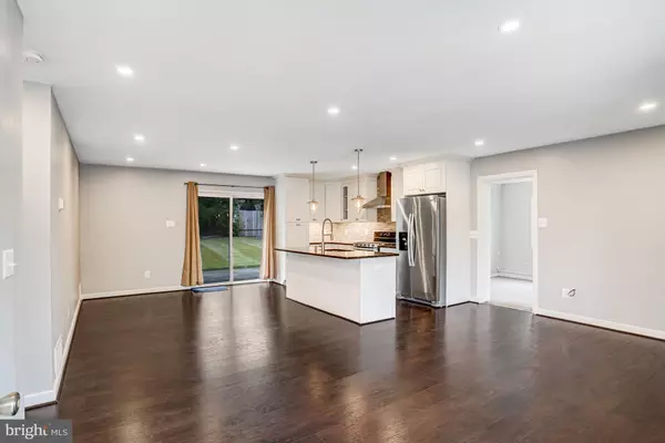 Centreville, VA 20120,14712 BRADDOCK RD
